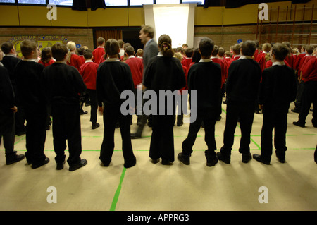 Schüler Kinder Kinder Schüler Montage stehend Stand Schule Englisch britischen Schulbildung Farbe Farbe innen horizontal Stockfoto