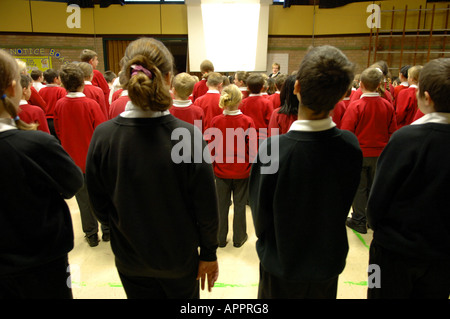 Schüler Kinder Kinder Schüler Montage stehend Stand Schule Englisch britischen Schulbildung Farbe Farbe innen horizontal Stockfoto