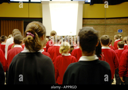 Schüler Kinder Kinder Schüler Montage stehend Stand Schule Englisch britischen Schulbildung Farbe Farbe innen horizontal Stockfoto