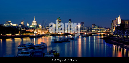 Ansicht Osten des Flusses Themse London bei Nacht Panorama. Stockfoto