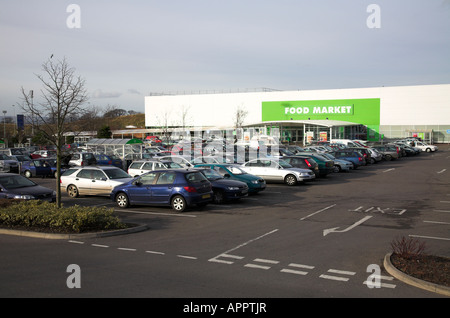 Lebensmittelgeschäft und Parkplatz. Stockfoto