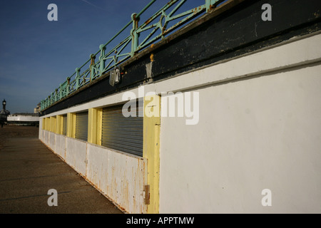 Geschlossene Strandpromenade Geschäfte auf Brighton Beach im winter Stockfoto