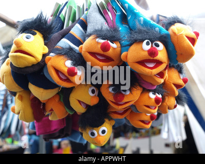 Kuscheltiere auf dem Display am Marktstand Stockfoto