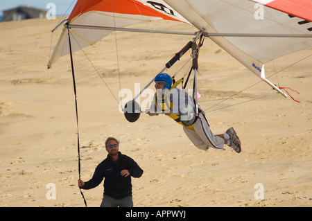 Ein Hängegleiter Instuctor mit einem Hängegleiter im Jockeys Ridge State Park in der äußeren Banken NC-Studium Stockfoto