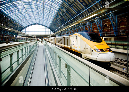 Eurostar-Zug wartet in der Station im neuen St Pancras, London Stockfoto