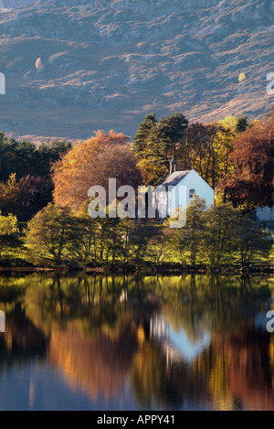 herbstlicher Blick auf Alvie Kirche über Loch Alvie in der Nähe von Kincraig Highlands Schottland Stockfoto