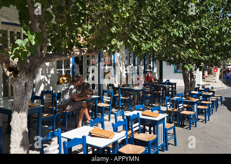 Griechische Taverne im Ort Zentrum, Paleochora, Süd-Westküste der Provinz Chania, Kreta, Griechenland Stockfoto