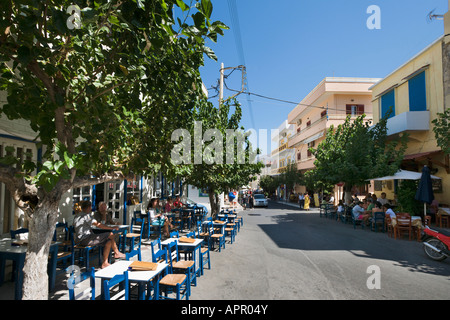 Lokale Tavernen im Ort Zentrum, Paleochora, Süd-Westküste der Provinz Chania, Kreta, Griechenland Stockfoto