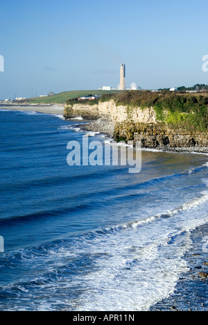 Meer und Klippen mit Aberthaw Power Station in der Ferne Fontygary Vale von Glamorgan-Süd-wales Stockfoto