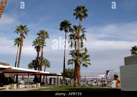 Air Port Flughafen Flug Zeitplan Vorstand Post lobby Palm Springs terminal wartet Kalifornien Flugzeug Flugzeug Palme blau Stockfoto