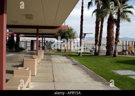 Air Port Flughafen Flug Zeitplan Vorstand Post lobby Palm Springs terminal wartet Kalifornien Flugzeug Flugzeug Palm Tree blauen Himmel Stockfoto