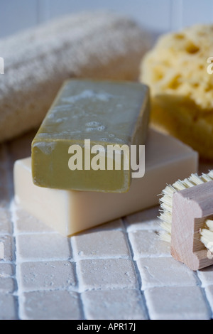 Seifen, Naturschwamm, Nagelbürste und Luffa Stockfoto