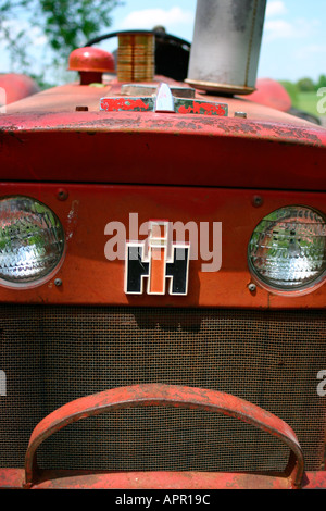 Traktor Bauernhof Equiptment ernten Hacke ländlichen grün blau Himmel Wolke Wolken rot Reifen antiken antiquierte Pflug Johannes Hirsch Sichelmäher Stockfoto