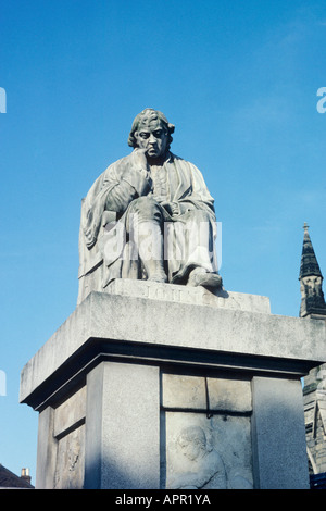 Eine Statue von Dr. Samuel Johnson schmückt die Stadt von Lichfield, wo er geboren wurde Stockfoto