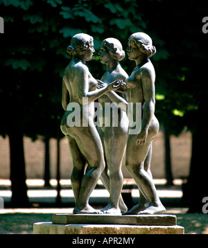 EU-FR Frankreich Region Ile de France Paris 1 Arrondissement der Jardin des Tuileries 3 Frauen Skulptur Medium format mehr Bilder auf Stockfoto