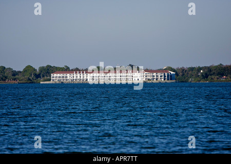 Blick auf das Wasser eines großen drei-Geschichte-Waterfront-Gebäudes Stockfoto