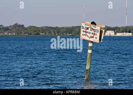 Minimale Wake Bootfahren Zeichen Stockfoto
