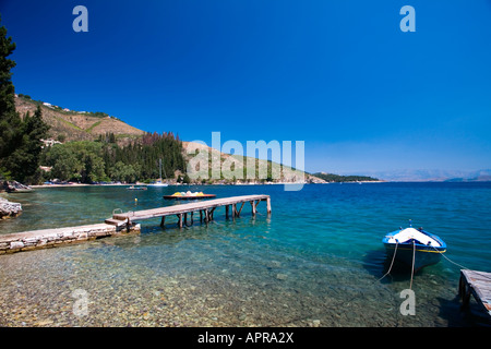 Griechisch-Boot und Steg am Kringels, Korfu, Griechenland, Ionische Inseln Stockfoto