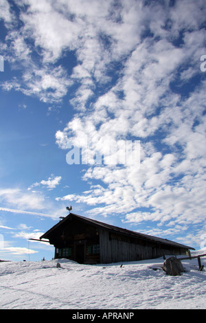 einsame Hütte im Winterlandschaft vor einem schönen bewölkten Himmel in den Bayerischen Alpen-Deutschland-Europa Stockfoto