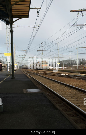 Bild eines Güterzuges vorbei durch den französischen Bahnhof bei La Souterraine in der Region Limousin in Frankreich Stockfoto