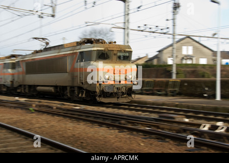 Bild eines Güterzuges vorbei durch den französischen Bahnhof bei La Souterraine in der Region Limousin in Frankreich Stockfoto