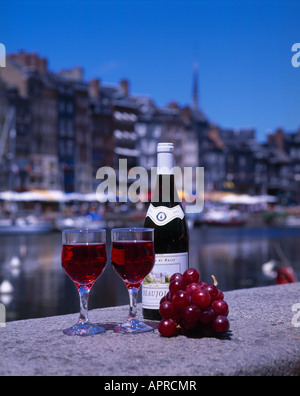 Flasche [rot] Weingläser Honfleur Normandie Frankreich Stockfoto