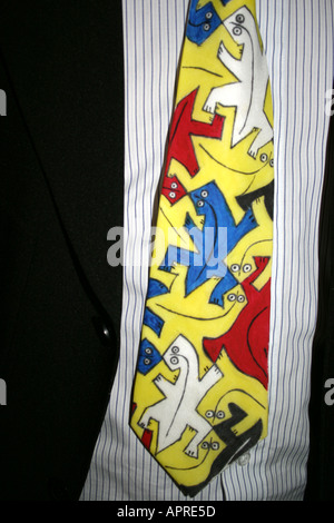 Mann mit künstlerischer, handgefertigter Krawatte, Keith Haring M C Escher Art Design Stockfoto