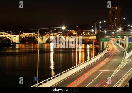 Riverside Expressway Brisbane River und William Jolly Bridge bei Nacht Brisbane Queensland Australia Stockfoto