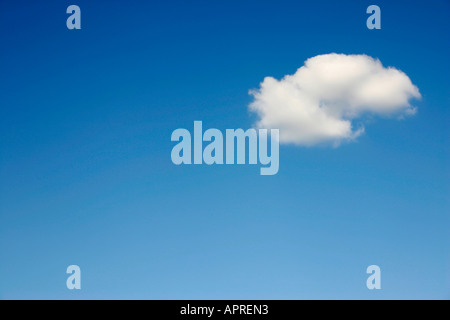 Eine einzige Wolke am blauen Himmel. Stockfoto