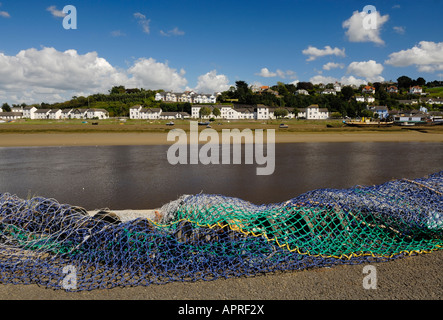 Fischernetze am Kai in Bideford Hafen. Über den Fluss Torridge ist Ost-the-Water. Devon, England. Stockfoto