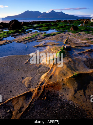 Insel rum betrachtet von Laig Bay, Eigg, Schottland, UK. Stockfoto