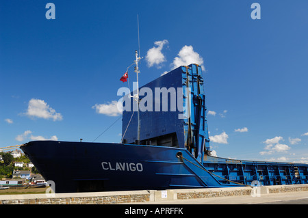 Ein Frachtschiff wartet auf die Beladung mit offenen Türen am Kai in Bideford Harbor, Devon. Stockfoto