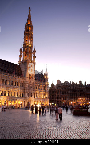 Brüssel Rathaus in der Dämmerung auf dem Grand Place im Zentrum von Brüssel in Belgien. Stockfoto