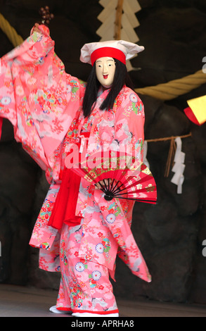 Die Leistung der traditionellen Shinto Tanz Iwato Kagura in der Präfektur Kumamoto in Japan. Stockfoto