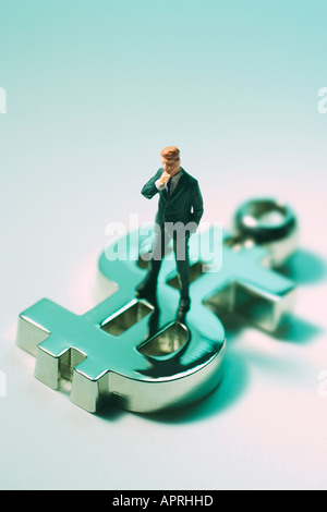 Unternehmer Zahlen auf Dollar-Symbol Stockfoto