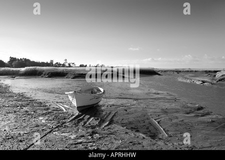 Einsames Boot liegen im Ruhezustand bei Ebbe, North Norfolk Küste, UK, Stockfoto