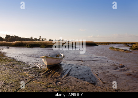 Einsames Boot liegen im Ruhezustand bei Ebbe, North Norfolk Küste, UK, Stockfoto