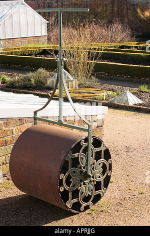 Große alte dekorative Rasenrolle im viktorianischen Garten im Garten im Spätwinter in West Dean Gardens, West Sussex, England. GROSSBRITANNIEN Stockfoto