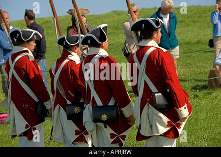 Männer in Kostüm gekleidet als Royal Marines von 1770 RE Inszenierung bei Whitby North Yorkshire England Großbritannien GB Großbritannien Stockfoto