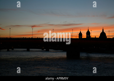 Sonnenuntergang über St Pauls Cathedral, London Stockfoto