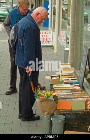 Mann Suche billige gebrauchte Bücher Stockfoto