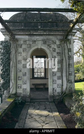 Pavillon am Westende der Pergola an der West Dean Gardens, West Sussex, England Stockfoto