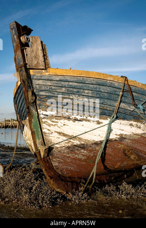 Altes Boot Partie am Ufer des Hafens Stockfoto
