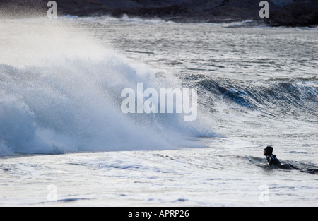 Surfer paddeln heraus an einem Wintertag im Herbst Bay Gower Halbinsel Stockfoto