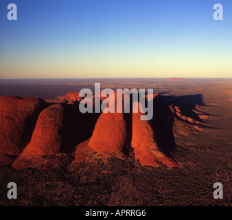 Kata Tjuta oder die Olgas Antenne mit Uluru im Northern Territory Australien Abstand Uluru Kata Tjuta National Park Stockfoto