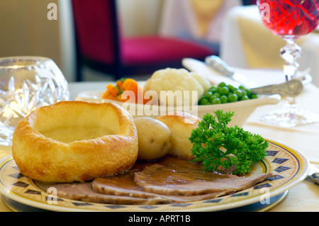 traditionellen Sonntagslunch mit Roastbeef und Yorkshire pudding Stockfoto