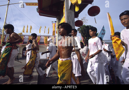 Geist-Medien Jui Tui Tempel betreten, während Vegetarian Festival in Phuket Thailand Stockfoto