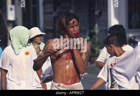 Selbst foltern Geist Medium während Vegetarian Festival in Phuket Thailand Stockfoto