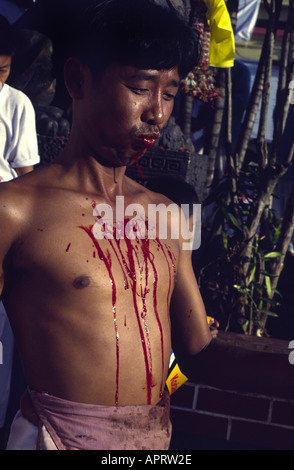 Selbst foltern Geist Medium während Vegetarian Festival in Phuket Thailand Stockfoto