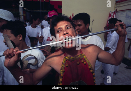 Selbst foltern Geist Medium während Vegetarian Festival in Phuket Thailand Stockfoto